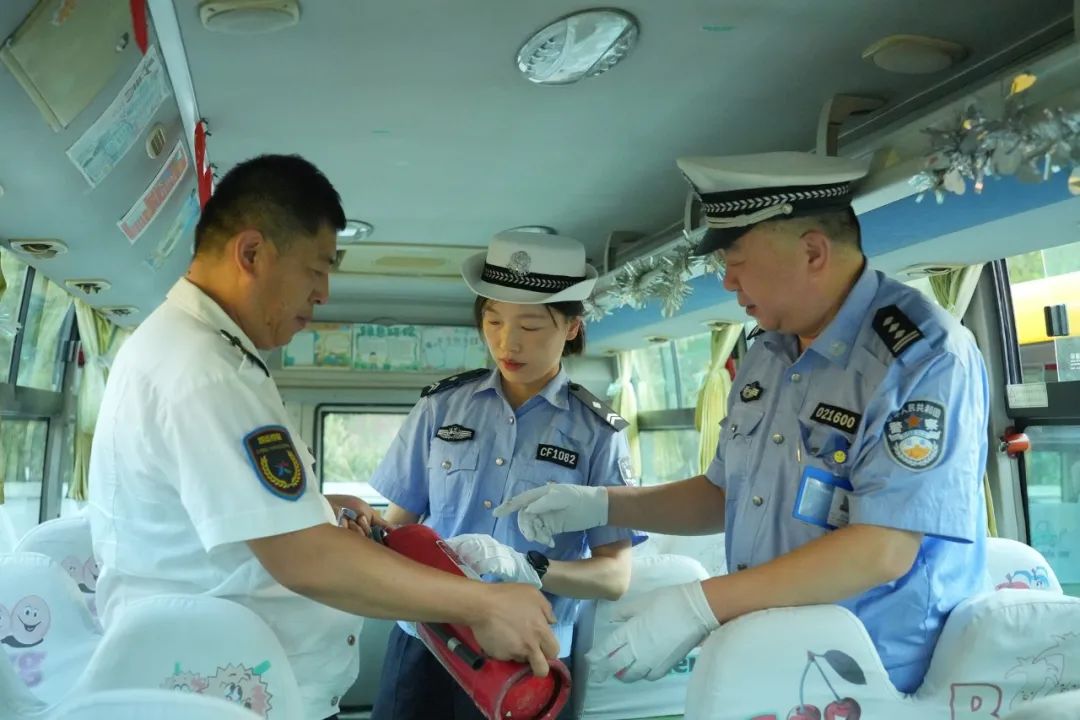【我為群眾辦實事】中考在即,城陽交警開展校車安全大檢查 圖片