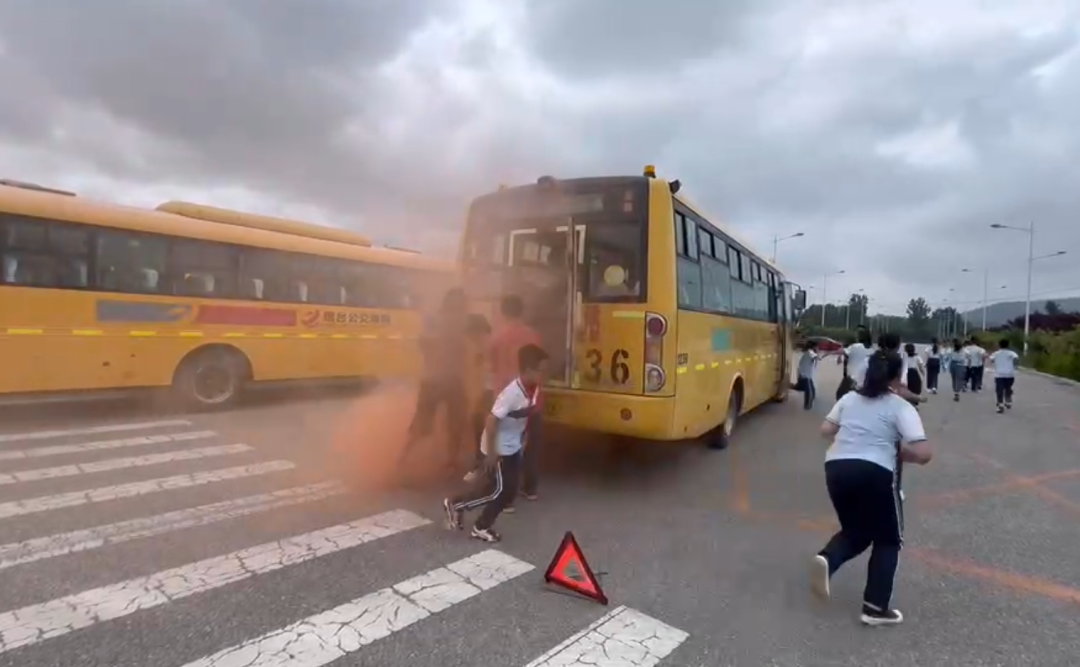 強化安全意識 暢通生命通道 高新區公司開展校車火災逃生應急演練 圖片