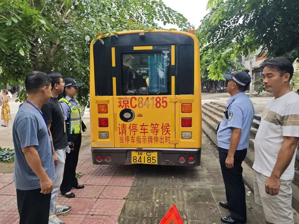 校車也得定期“體檢”丨萬寧公安交警持續開展校車安全隱患排查工作 圖片