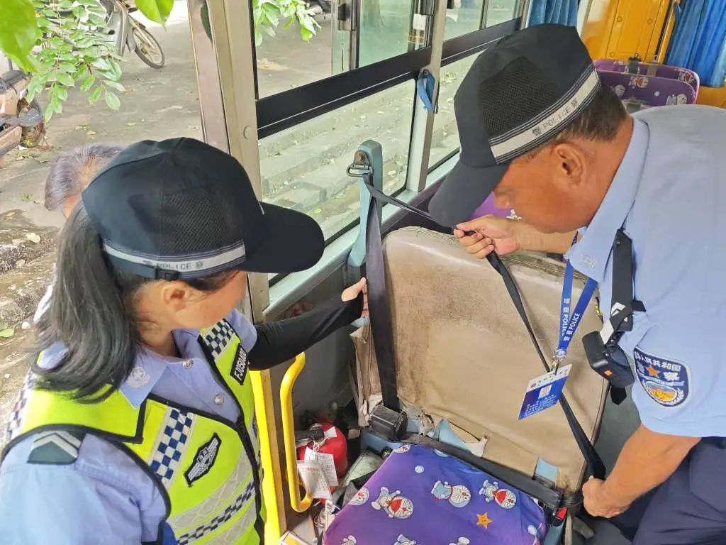 校車也得定期“體檢”丨萬寧公安交警持續開展校車安全隱患排查工作 圖片