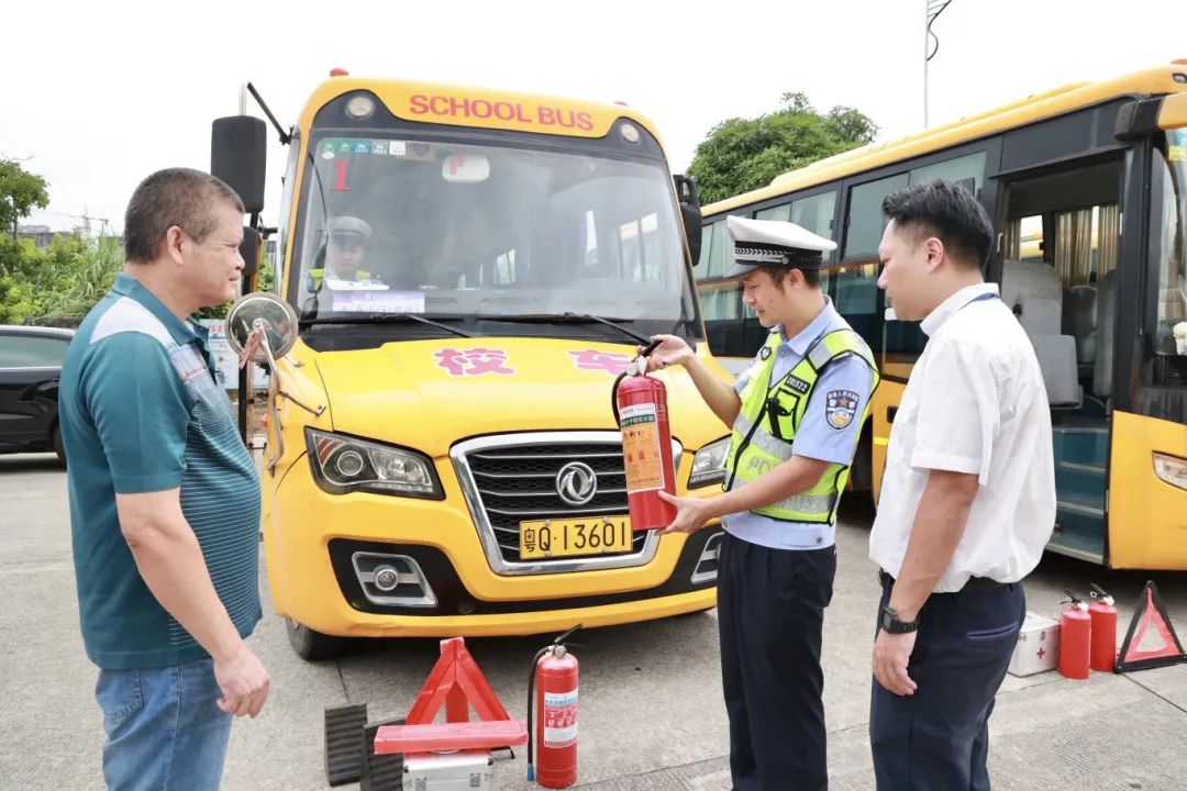 陽東公安開展校車安全大檢查,護航開學季 圖片
