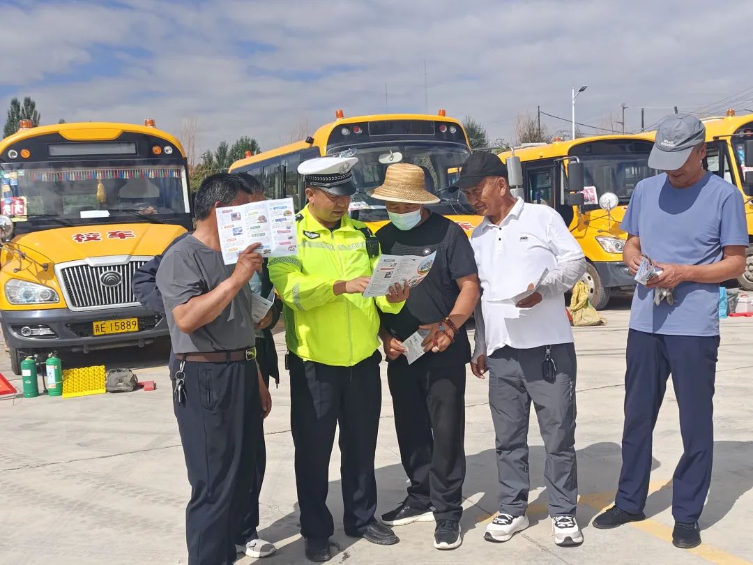 開學季|海南交警開展校車安全大檢查,筑牢新學期校車安全防線 圖片
