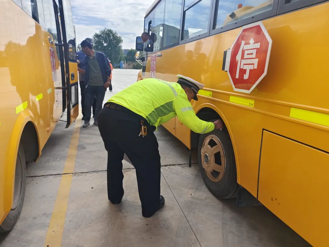 開學季|海南交警開展校車安全大檢查,筑牢新學期校車安全防線 圖片
