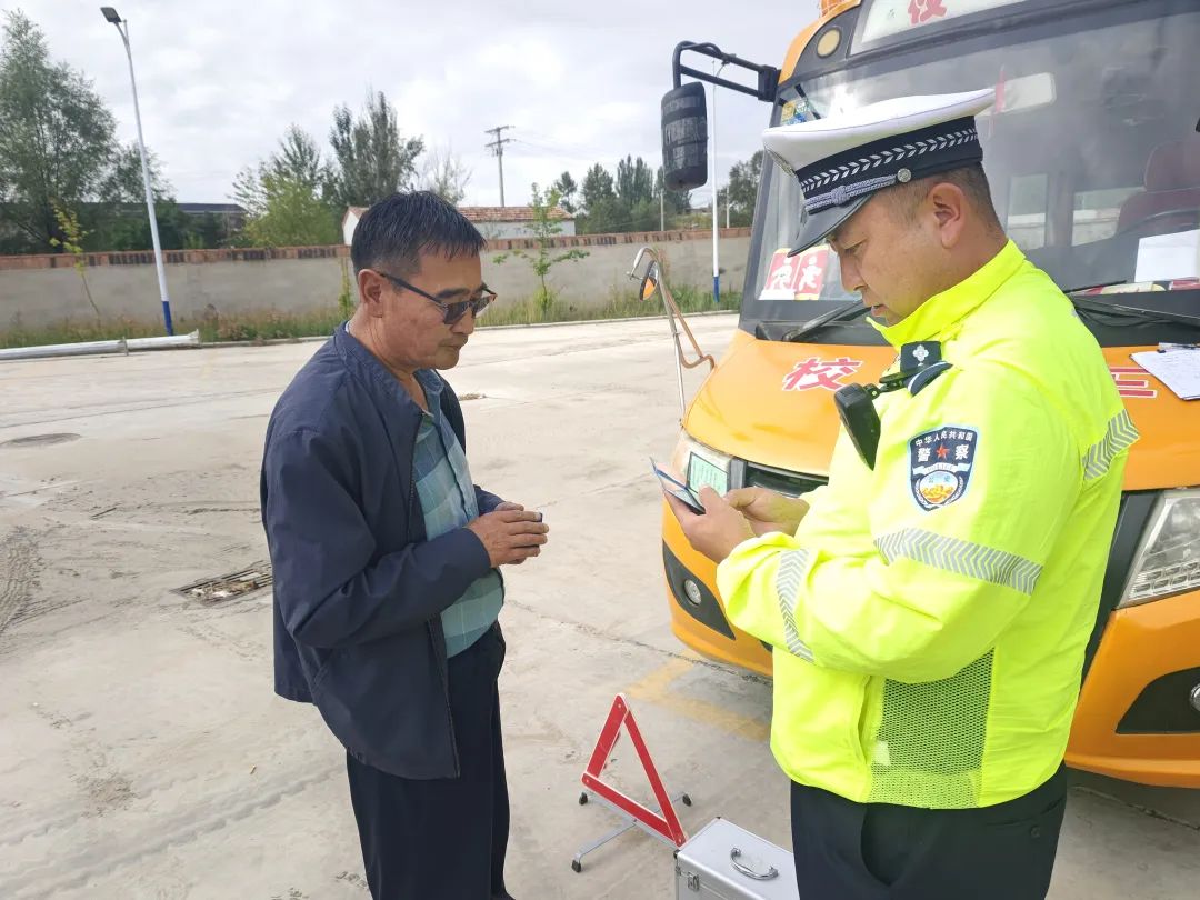 開學季|海南交警開展校車安全大檢查,筑牢新學期校車安全防線 圖片