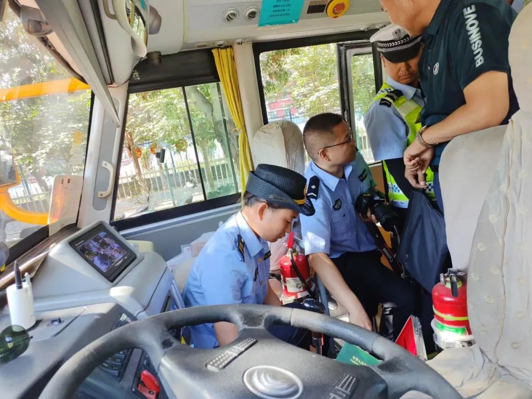 【平安伊吾】伊吾縣淖毛湖鎮中學:筑牢校車安全防線 守護學生出行平安 圖片