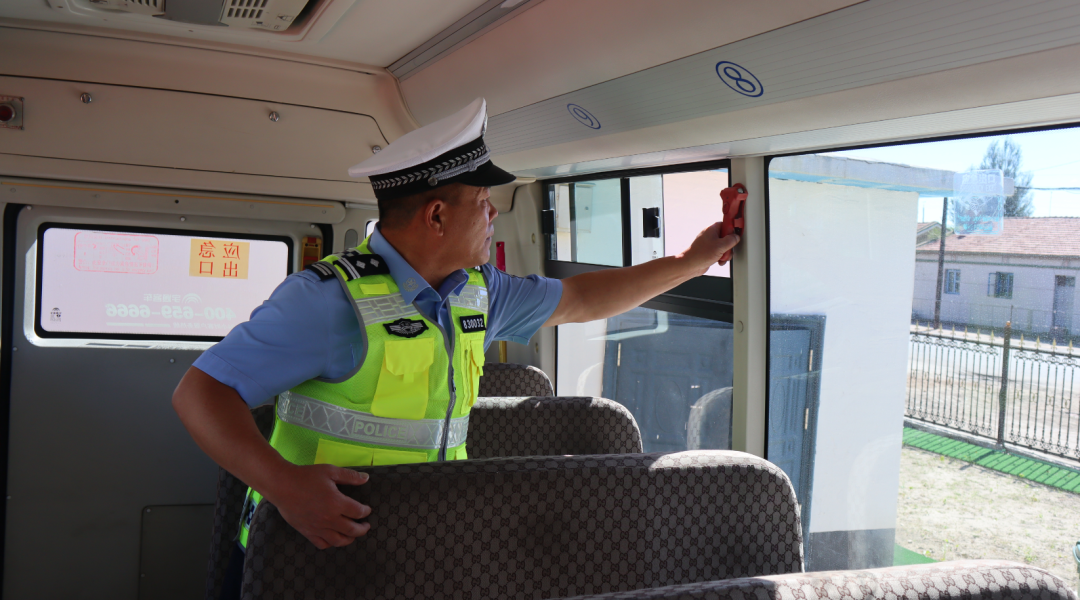 洮南交巡警強(qiáng)化校車安全“大檢查” 擰緊校車出行“安全閥” 圖片
