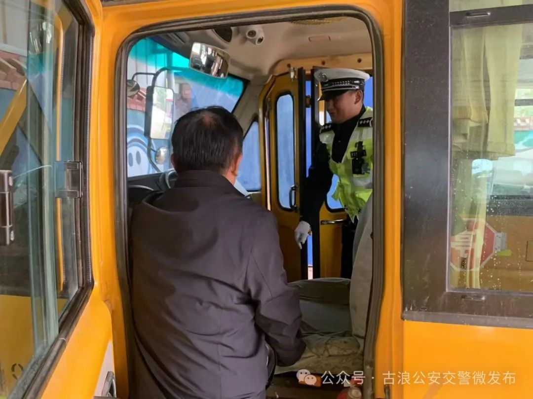 土門直屬中隊積極開展校車安全大檢查/ 圖片