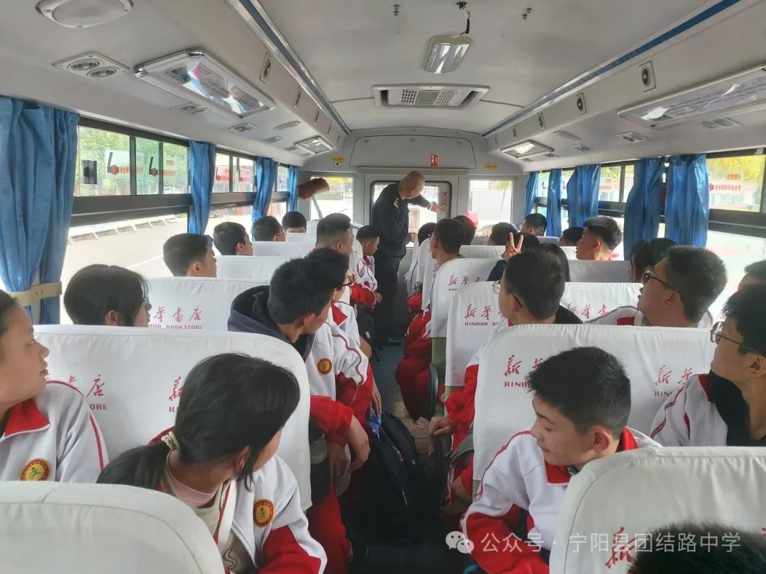 演練有方 遇險不慌——寧陽縣團結(jié)路中學(xué)開展校車安全逃生演練 圖片