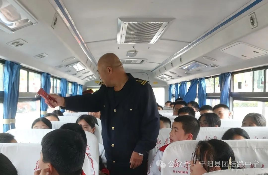 演練有方 遇險不慌——寧陽縣團結(jié)路中學(xué)開展校車安全逃生演練 圖片