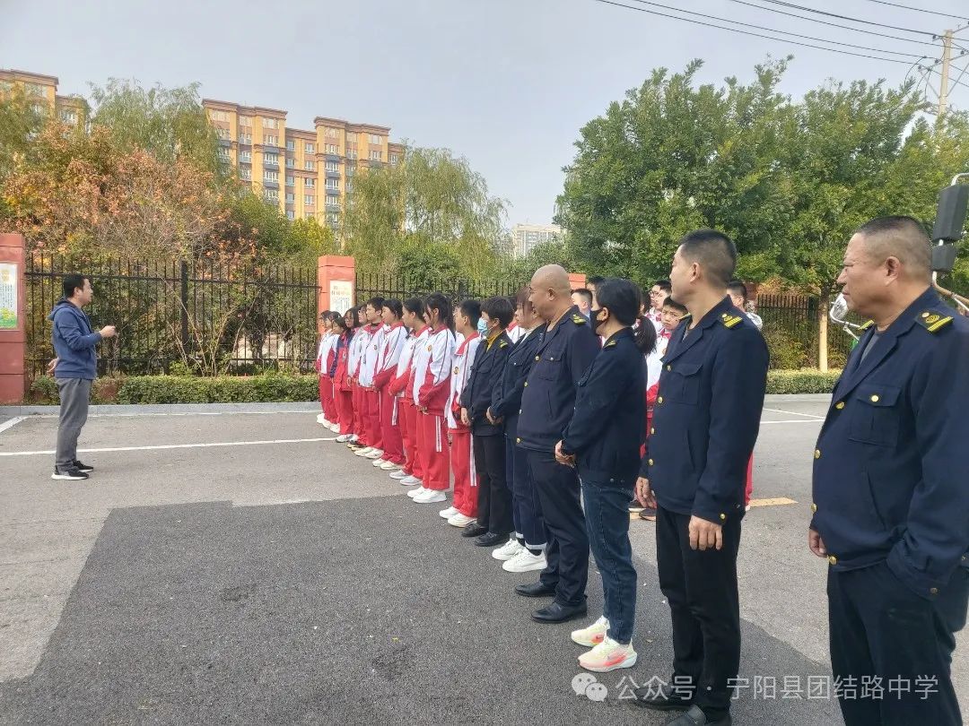 演練有方 遇險不慌——寧陽縣團結(jié)路中學(xué)開展校車安全逃生演練 圖片