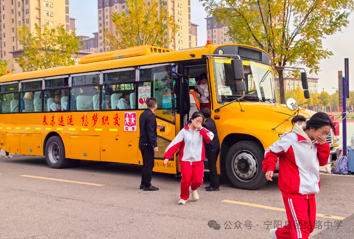 演練有方 遇險不慌——寧陽縣團結(jié)路中學(xué)開展校車安全逃生演練 圖片
