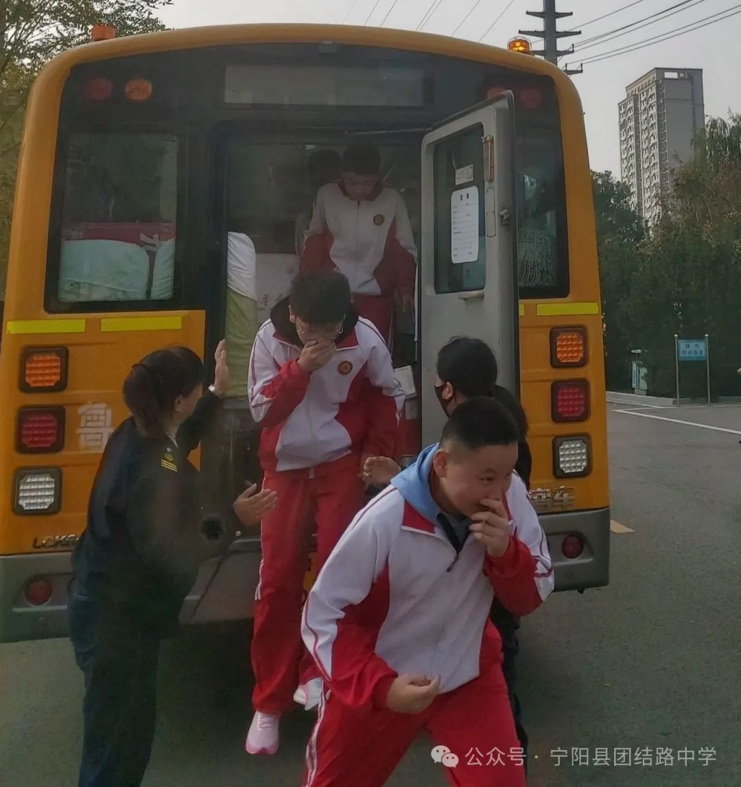 演練有方 遇險不慌——寧陽縣團結(jié)路中學(xué)開展校車安全逃生演練 圖片