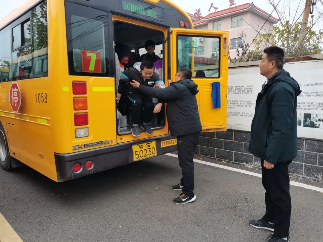 校車演練不松懈,安全意識筑心間——安仙小學校車安全疏散演練活動 圖片