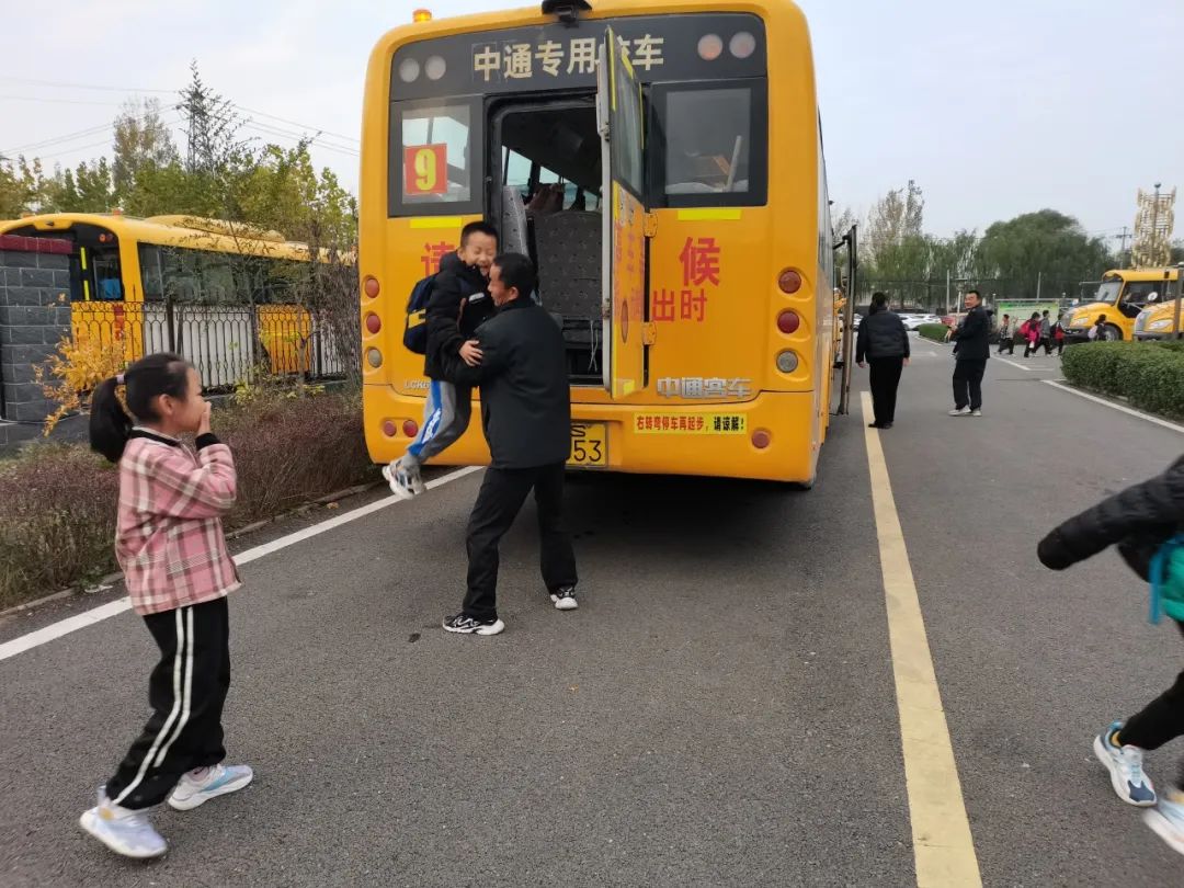 校車演練不松懈,安全意識筑心間——安仙小學校車安全疏散演練活動 圖片