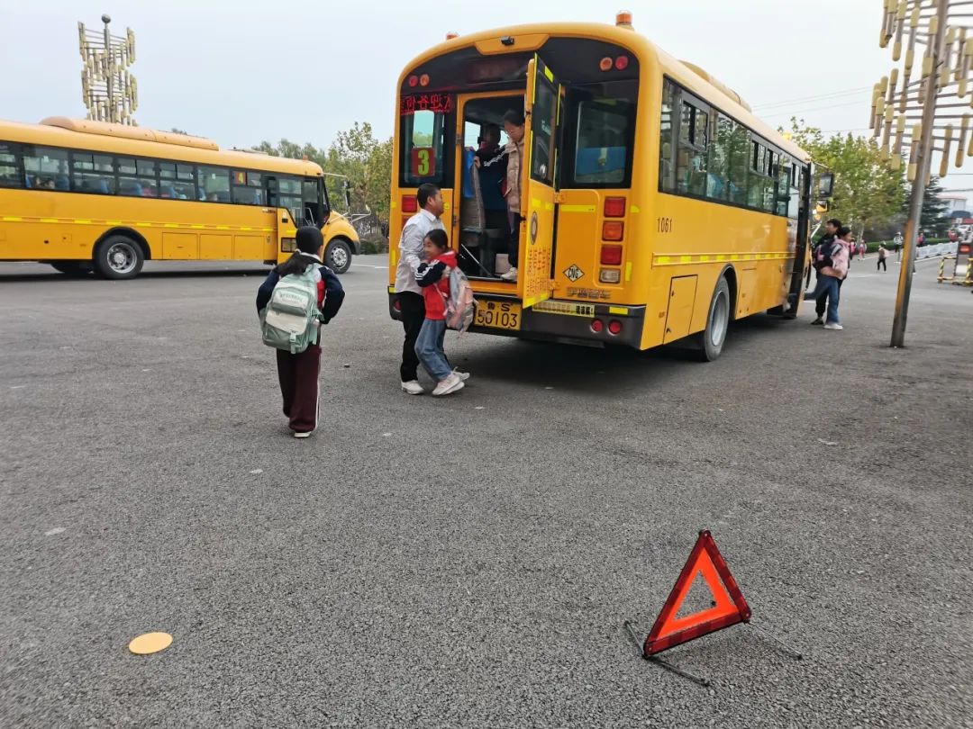校車演練不松懈,安全意識筑心間——安仙小學校車安全疏散演練活動 圖片
