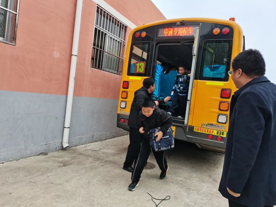 校車演練不松懈,安全意識筑心間——安仙小學校車安全疏散演練活動 圖片