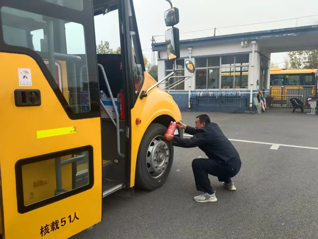 校車演練不松懈,安全意識筑心間——安仙小學校車安全疏散演練活動 圖片