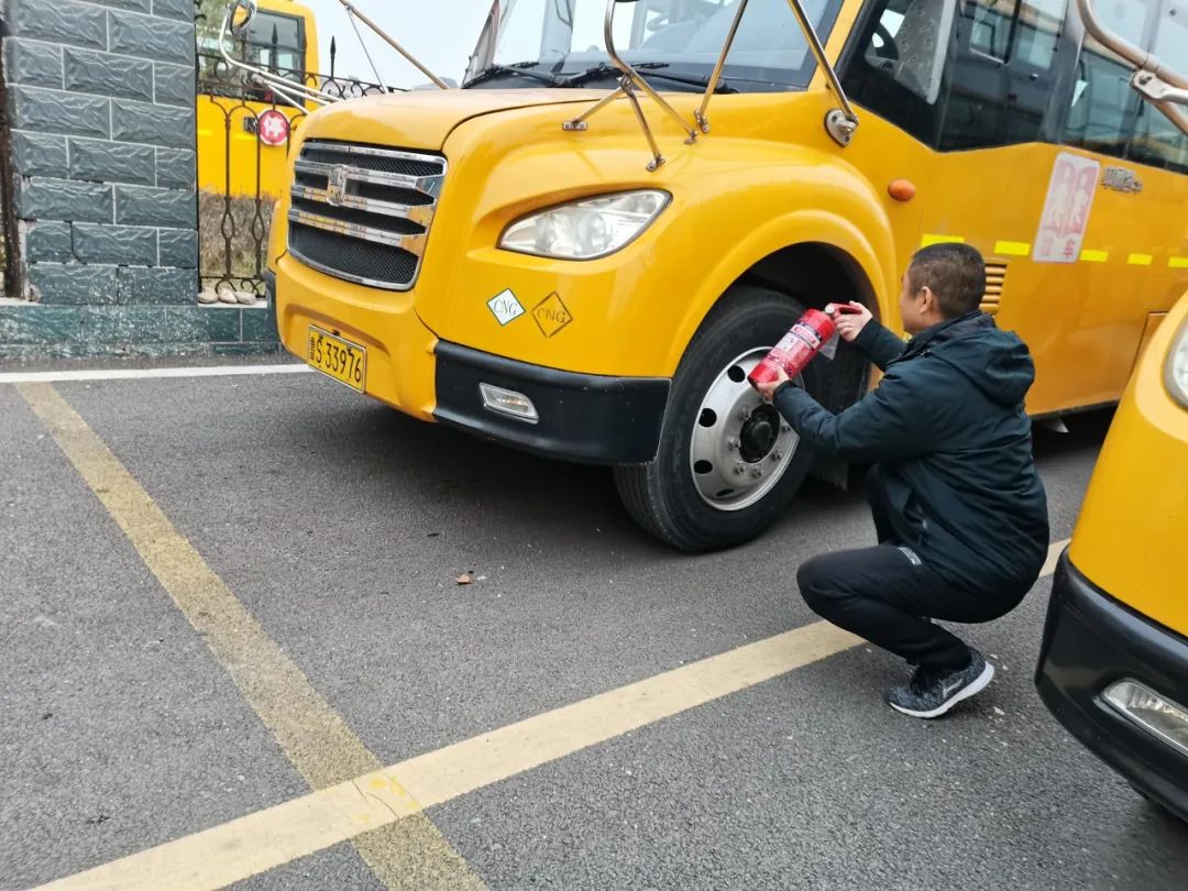 校車演練不松懈,安全意識筑心間——安仙小學校車安全疏散演練活動 圖片