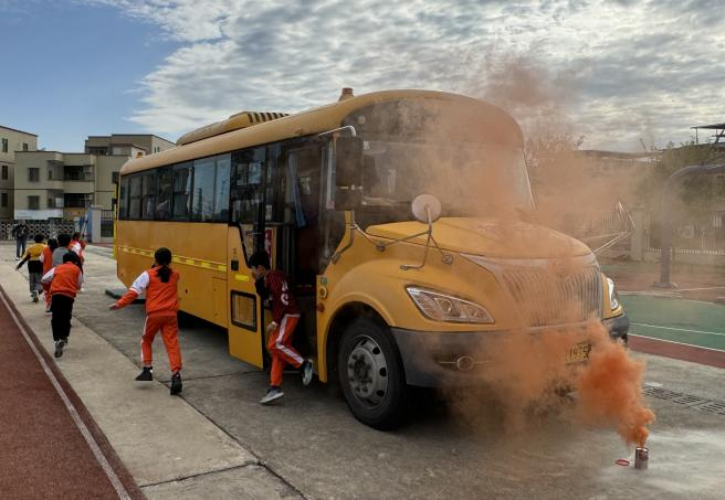 百加小學交通安全教育暨校車安全應急演練活動