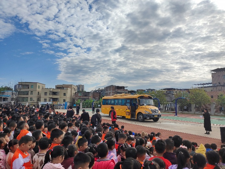 百加小學交通安全教育暨校車安全應急演練活動