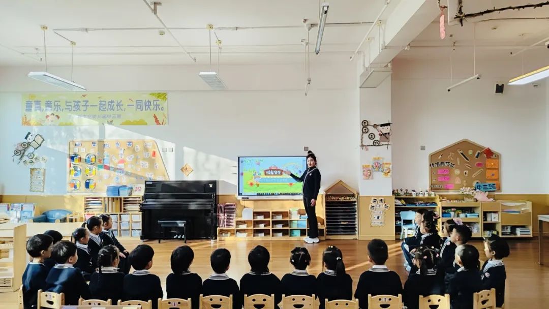 安全“童”行 快樂出發——北大新世紀幼兒園校車安全演練活動 圖片