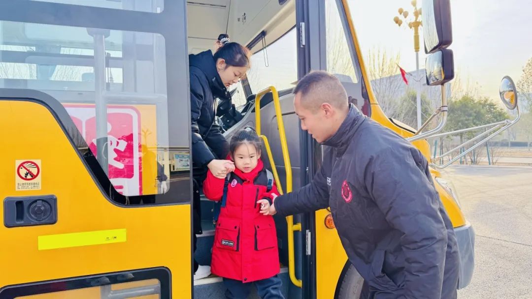 安全“童”行 快樂出發——北大新世紀幼兒園校車安全演練活動 安全“童”行 快樂出發——北大新世紀幼兒園校車安全演練活動