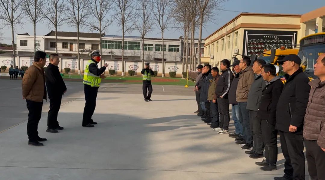 校園快訊:西吳中心校聯合西吳交警中隊對轄區內校車進行冬季安全檢查 圖片
