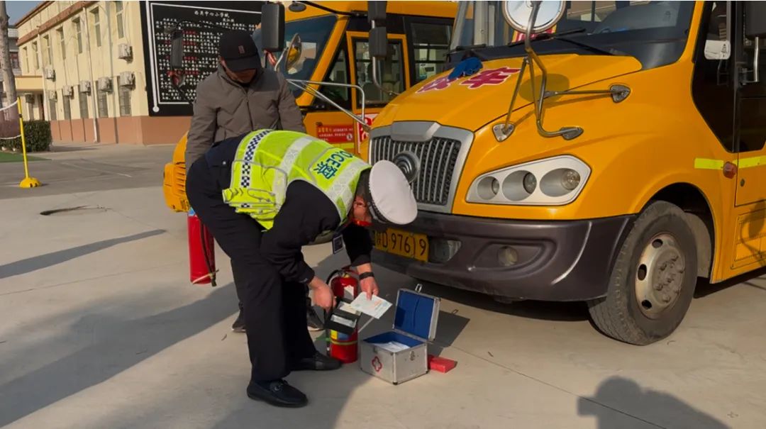 校園快訊:西吳中心校聯合西吳交警中隊對轄區內校車進行冬季安全檢查 圖片