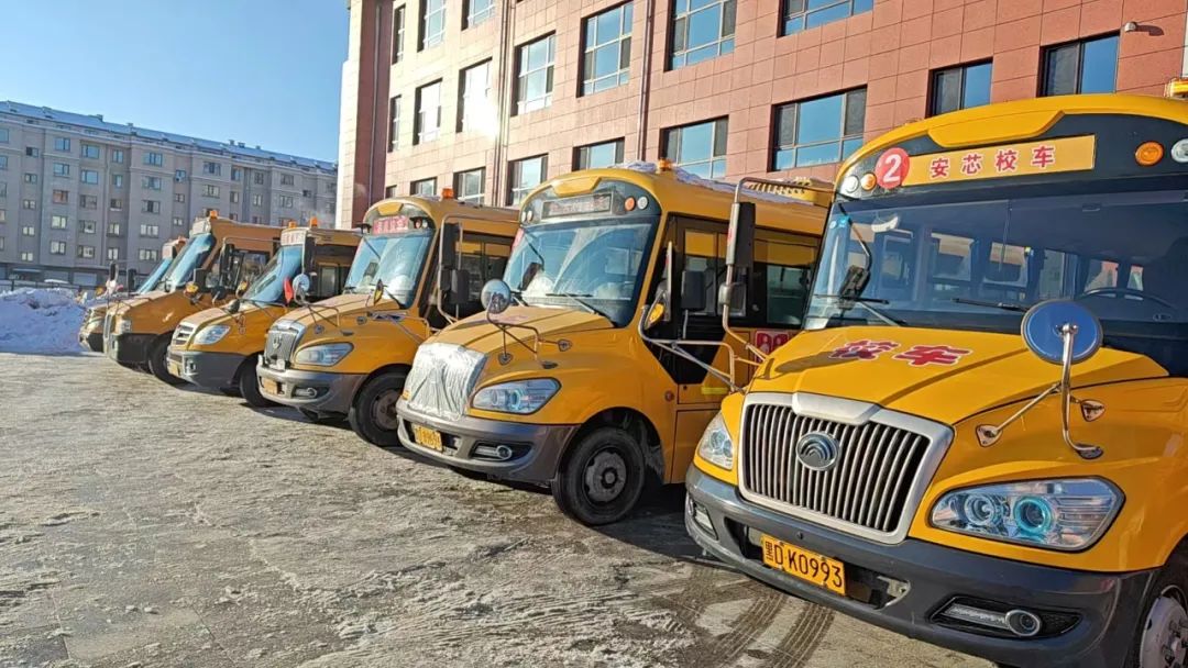 【部門動態】向陽區教育局開展“走學比看做”校車安全拉練活動 圖片