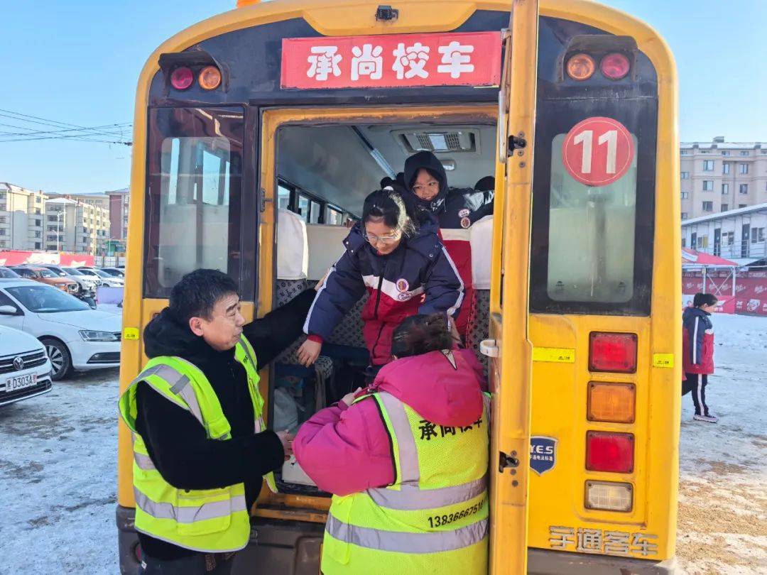 【部門動態】向陽區教育局開展“走學比看做”校車安全拉練活動 圖片