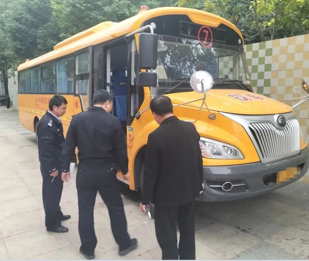 潮陽一學校校車被檢查!結果... 圖片