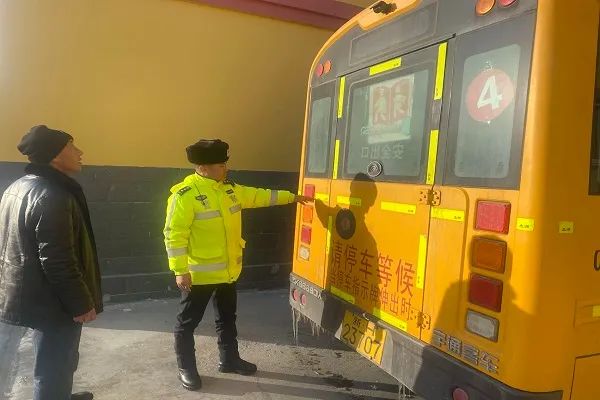 強化校車安全檢查 擰緊校車出行“安全閥” 強化校車安全檢查 擰緊校車出行“安全閥”