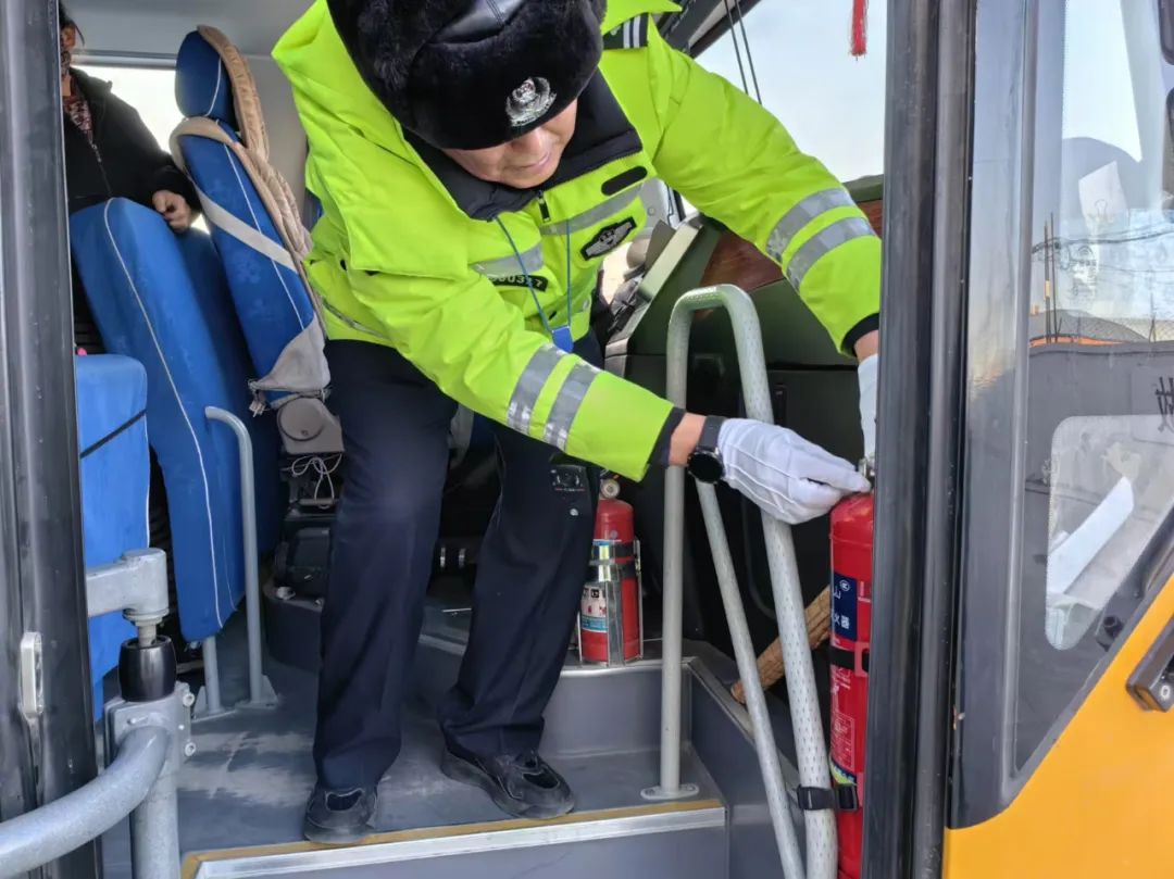 護航春運 | 白城交巡警全力守護洮北區(qū)中小學生冰雪研學實踐活動校車安全 圖片