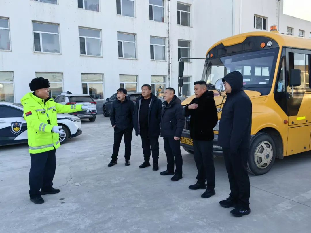 護航春運 | 白城交巡警全力守護洮北區(qū)中小學生冰雪研學實踐活動校車安全 圖片