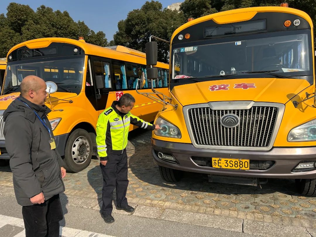 開學(xué)在即,護(hù)航安全!高新交警開展校車安全大檢查 圖片