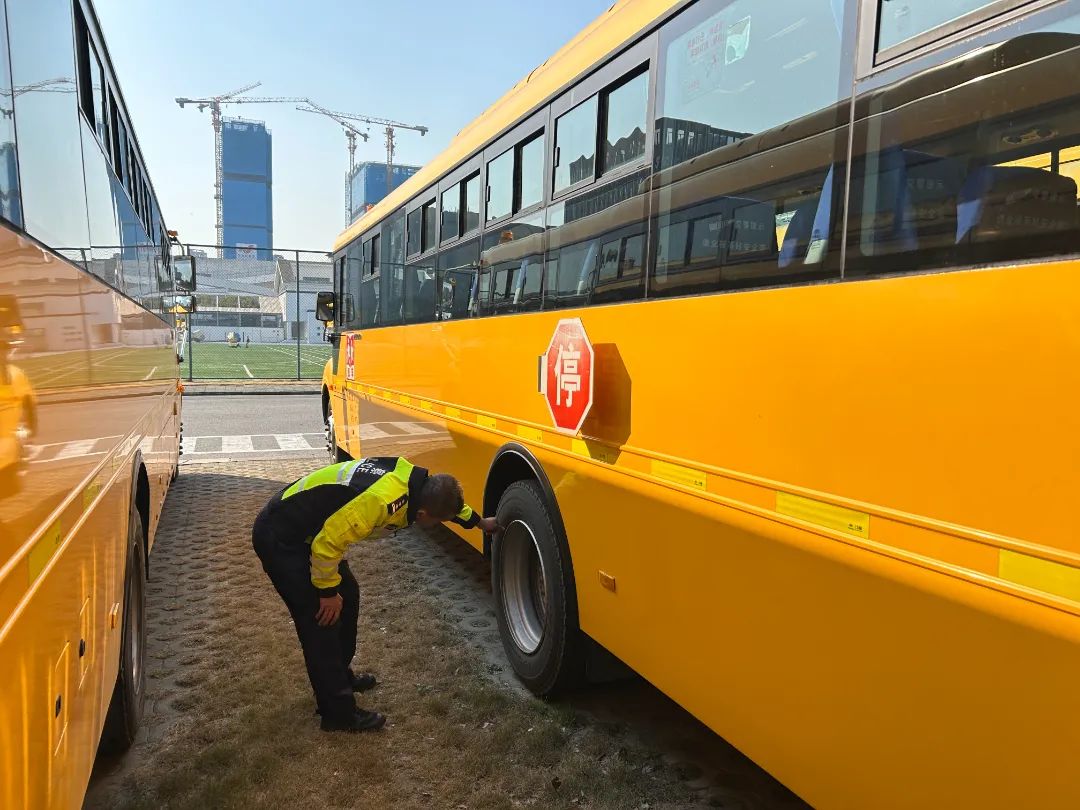 開學(xué)在即,護(hù)航安全!高新交警開展校車安全大檢查 圖片