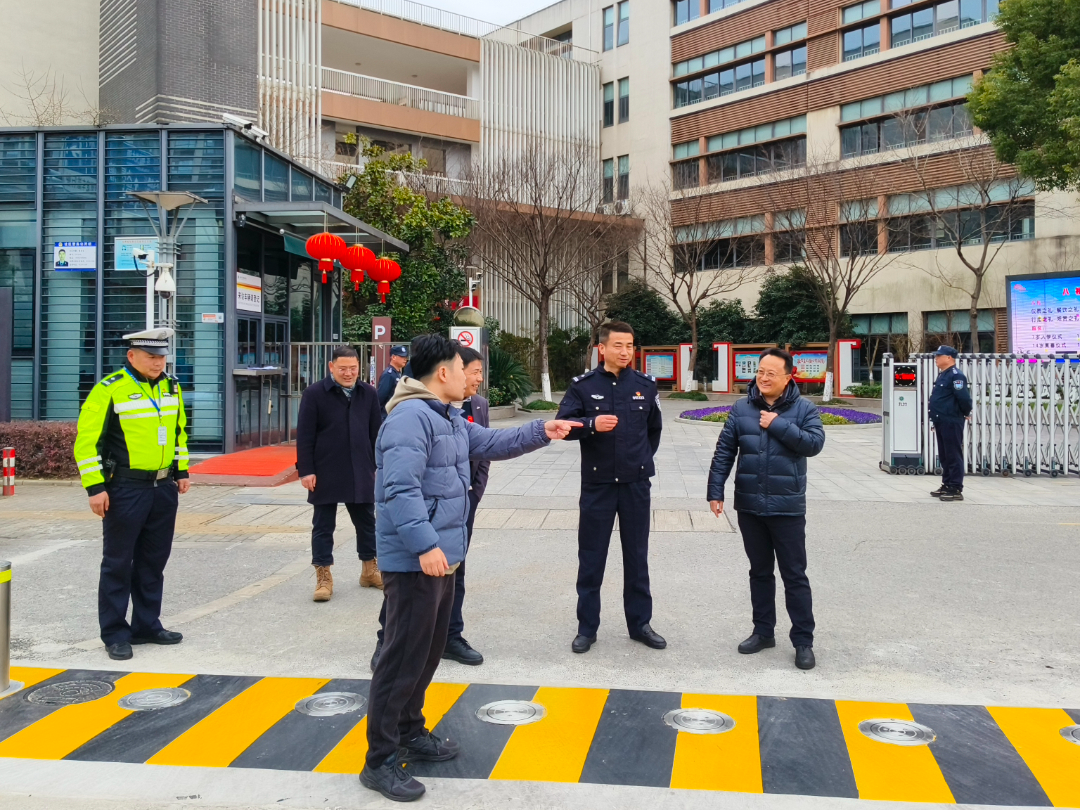 開學(xué)在即,護(hù)航安全!高新交警開展校車安全大檢查 微信圖片_20250211144358.jpg