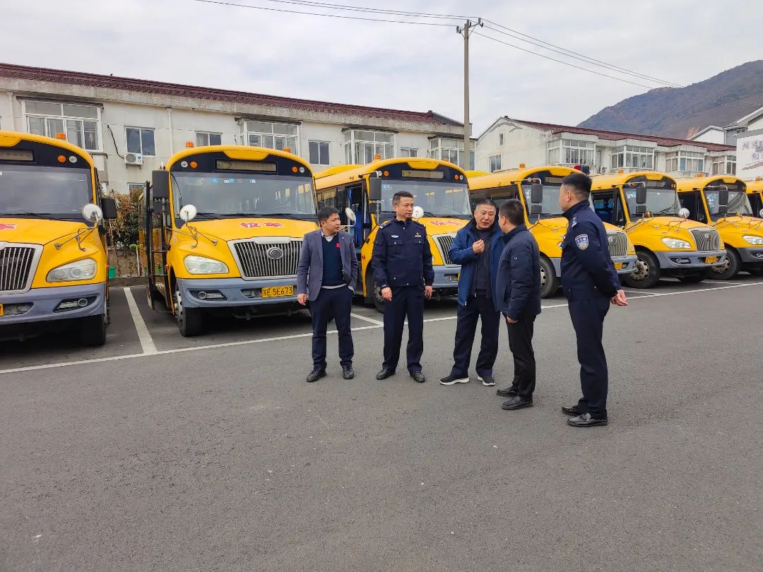 開學(xué)在即,護(hù)航安全!高新交警開展校車安全大檢查 微信圖片_20250211142833.jpg