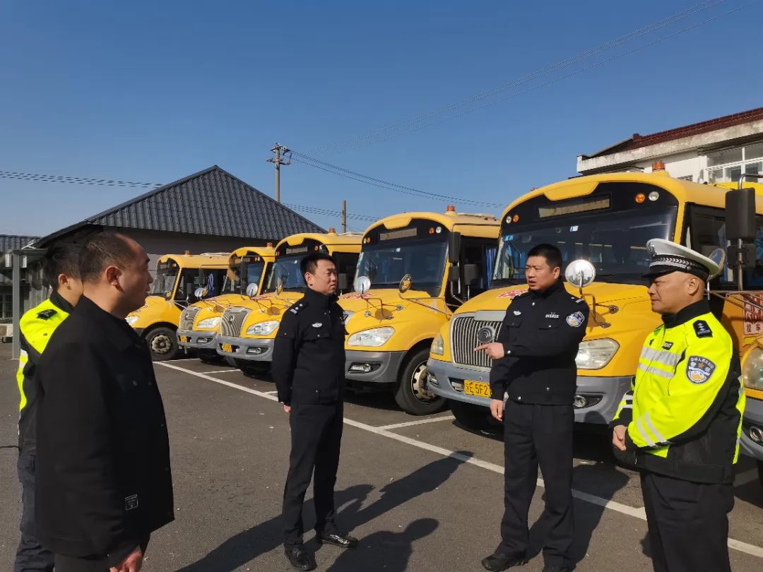 開學(xué)在即,護(hù)航安全!高新交警開展校車安全大檢查 圖片