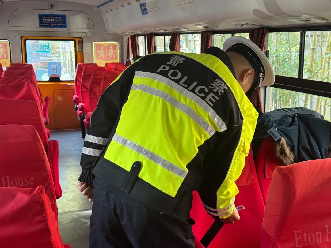 開學(xué)在即,護(hù)航安全!高新交警開展校車安全大檢查 圖片