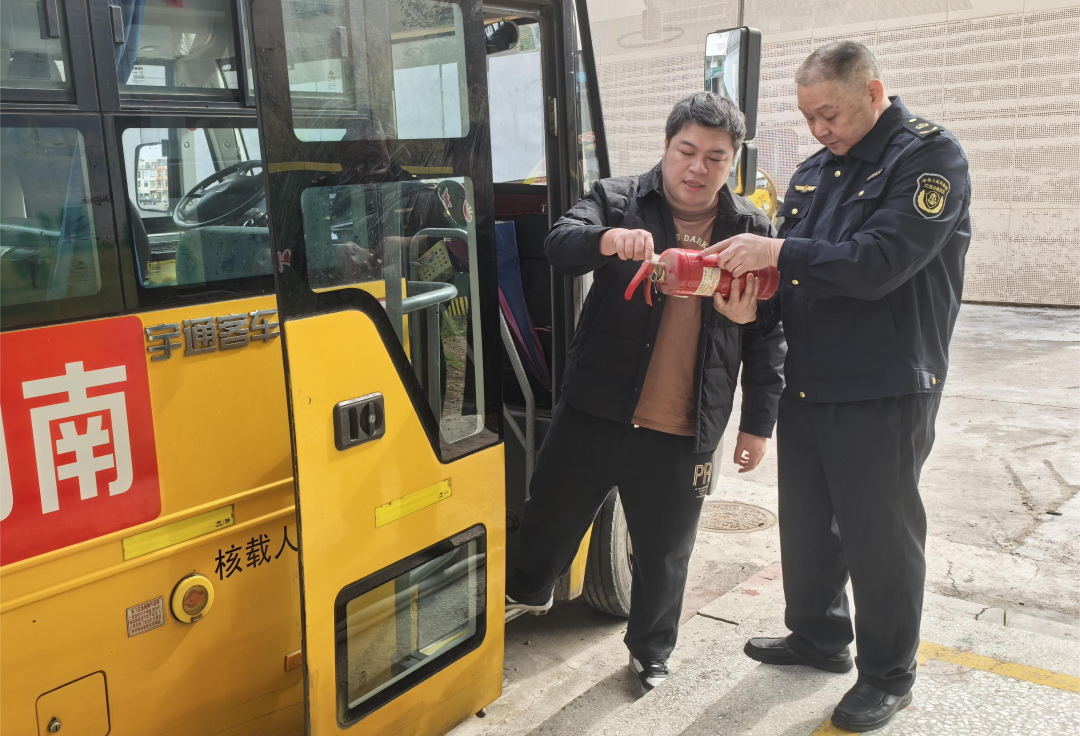 強化校車聯合檢查，為學生安全出行保駕護航