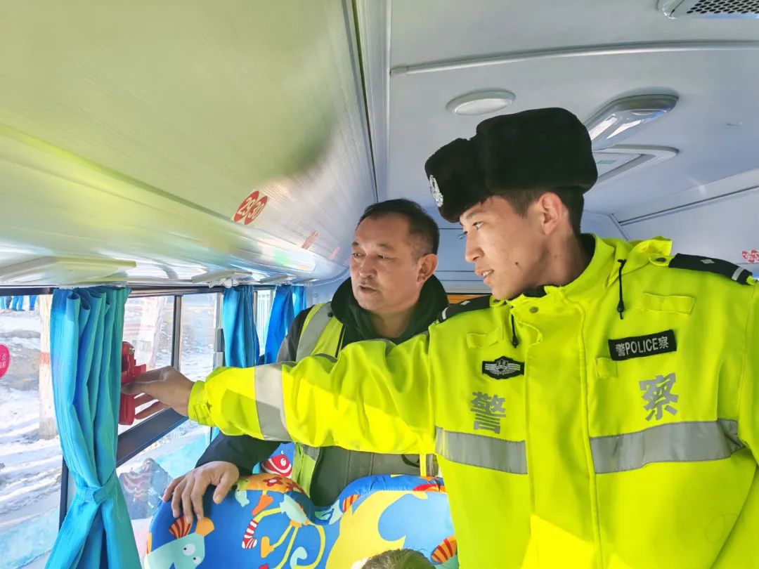 富蘊公安:校車安全大檢查 擰緊出行“安全閥” 富蘊公安:校車安全大檢查 擰緊出行“安全閥”