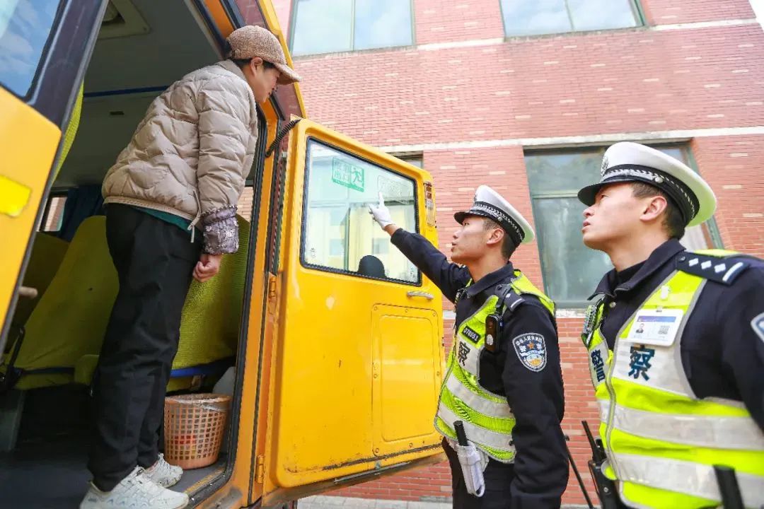 【金彩 安全】擰緊校車“安全閥” 筑牢學生“平安路”——金獅小學開展校車安全教育系列活動 【金彩 安全】擰緊校車“安全閥” 筑牢學生“平安路”——金獅小學開展校車安全教育系列活動