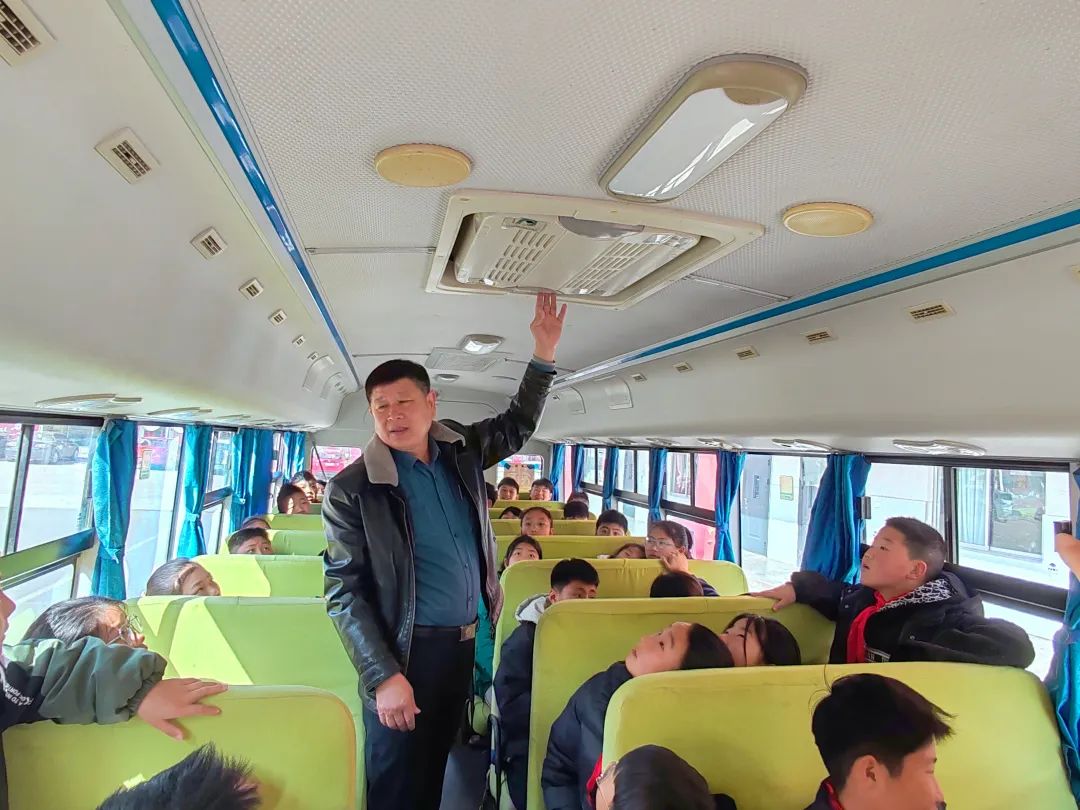 筑牢校車“防火墻”——古邵鎮中心小學校車消防應急演練