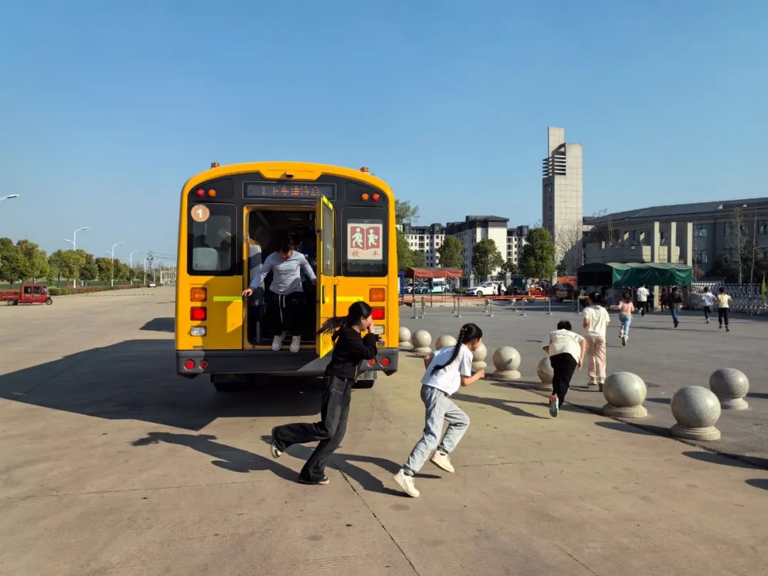 【二小 · 集團(tuán)新聞】葉集二小教育集團(tuán)孫崗校區(qū)組織開(kāi)展校車(chē)安全應(yīng)急逃生演練活動(dòng) 圖片