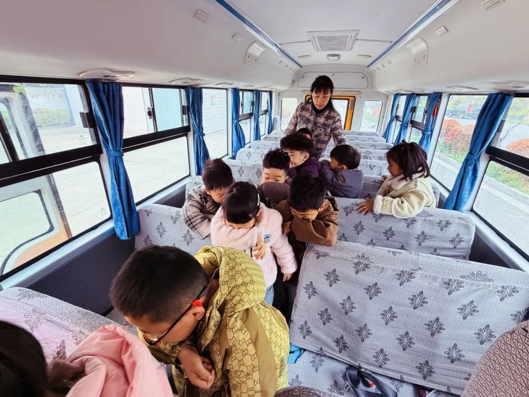 安全丨平安乘車 你我“童”行——小紀鎮中心幼兒園校車安全應急疏散演練活動