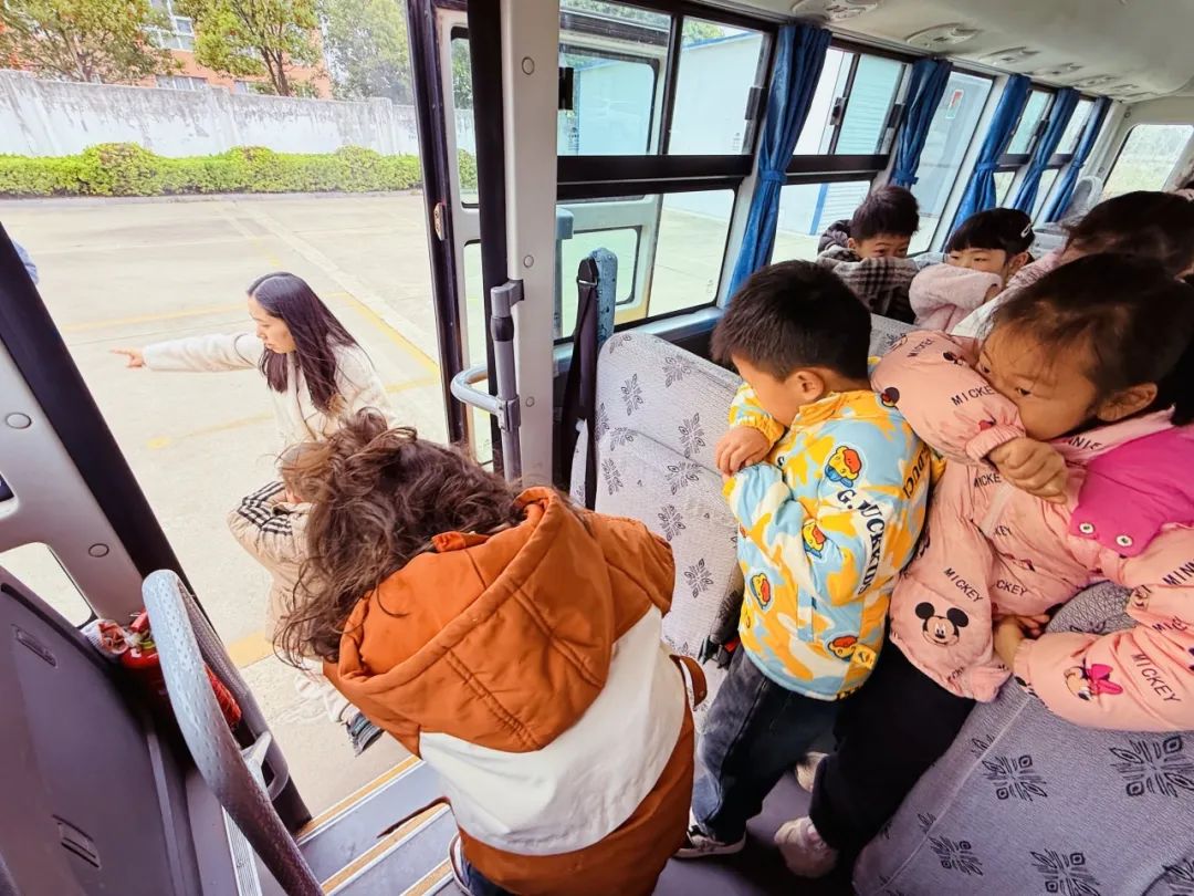 安全丨平安乘車 你我“童”行——小紀鎮中心幼兒園校車安全應急疏散演練活動