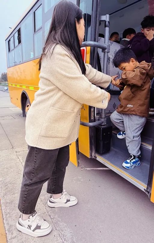 安全丨平安乘車 你我“童”行——小紀鎮中心幼兒園校車安全應急疏散演練活動