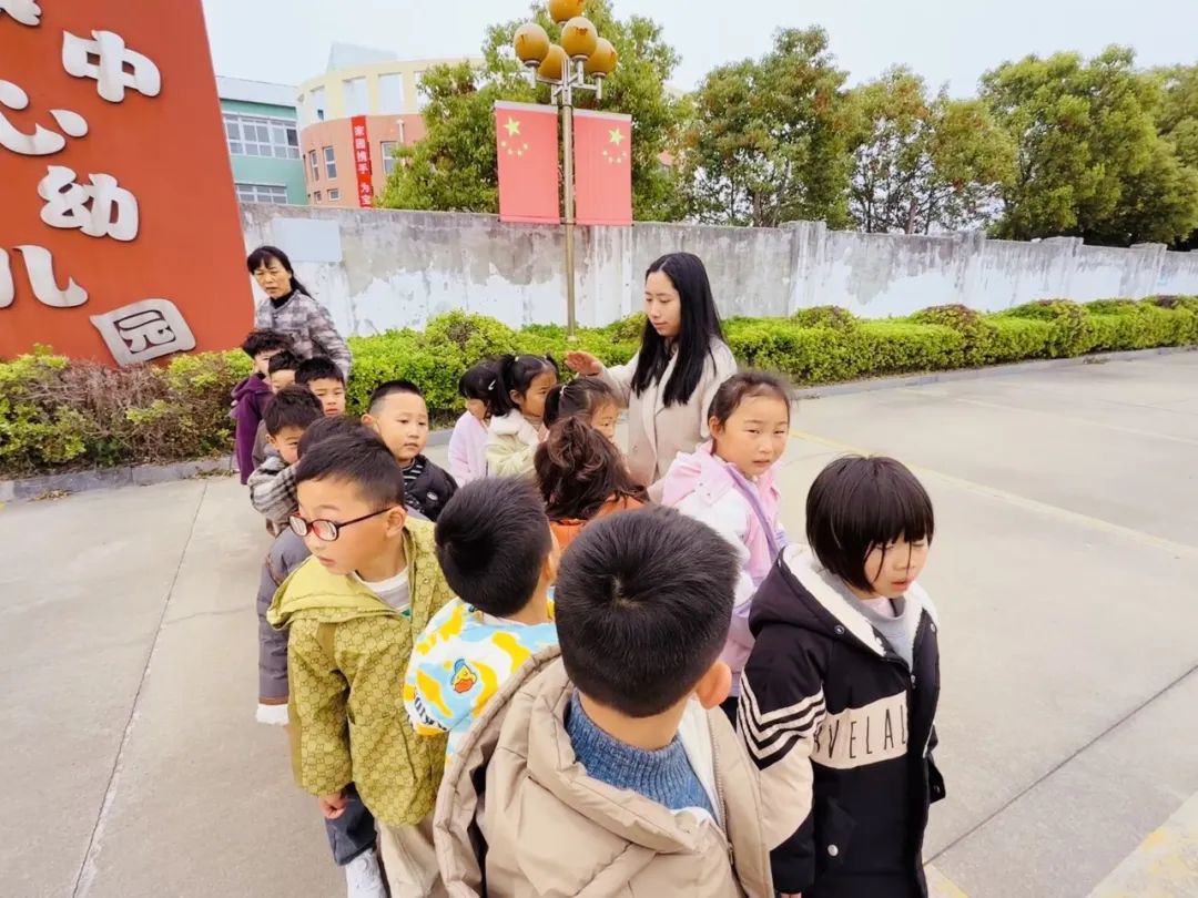 安全丨平安乘車 你我“童”行——小紀鎮中心幼兒園校車安全應急疏散演練活動