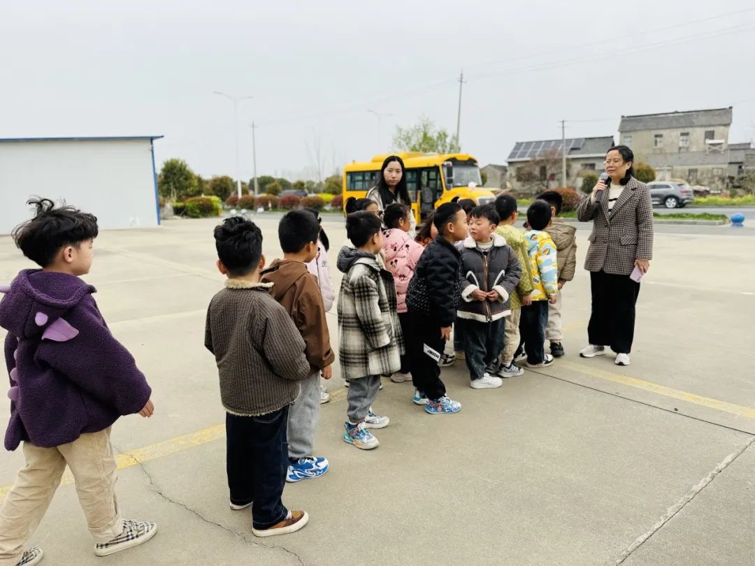 安全丨平安乘車 你我“童”行——小紀鎮中心幼兒園校車安全應急疏散演練活動